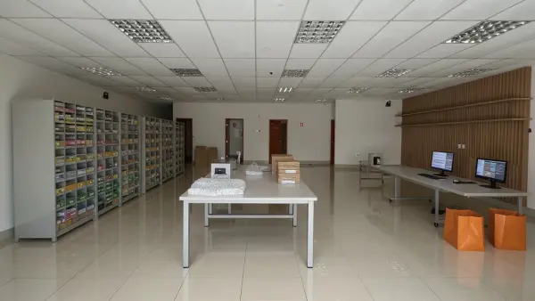 Render: galpão configurado como dark store para e-commerce