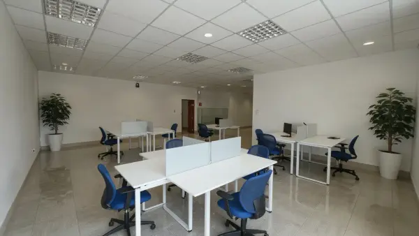 Render: galpão configurado como sede empresarial