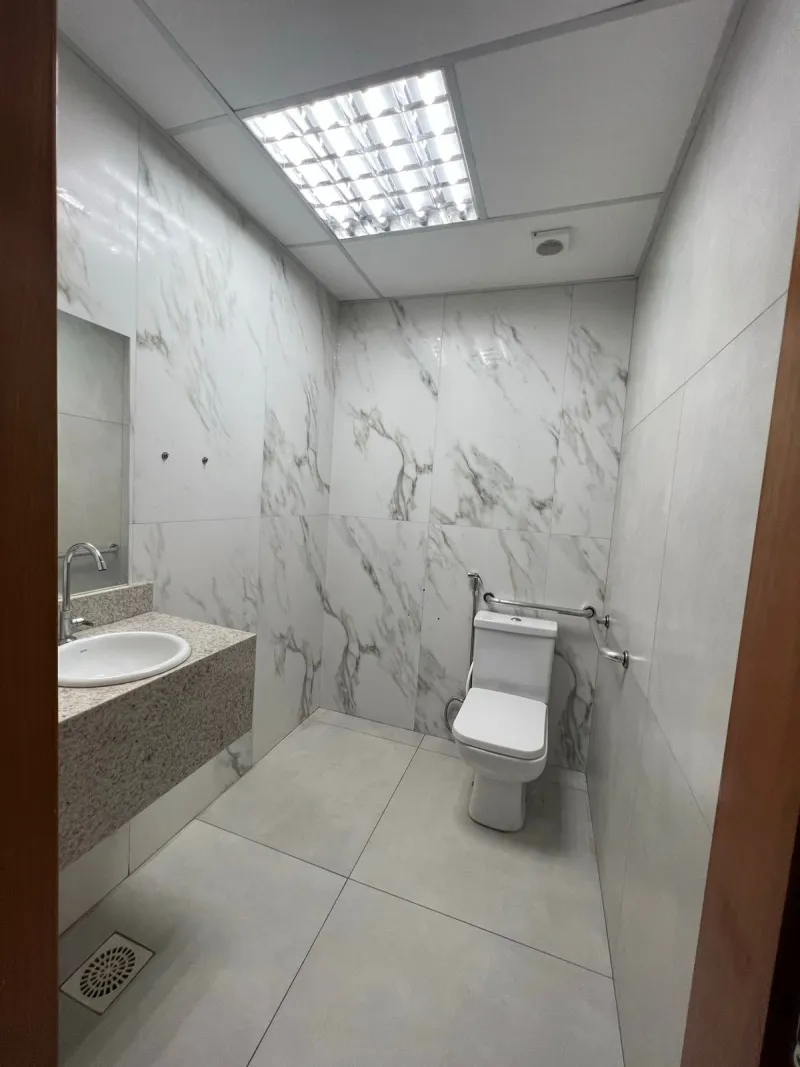 Banheiro acessível com barras de apoio