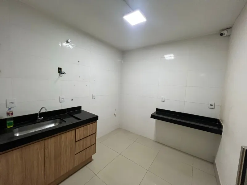 Copa com bancada de granito preto e armários