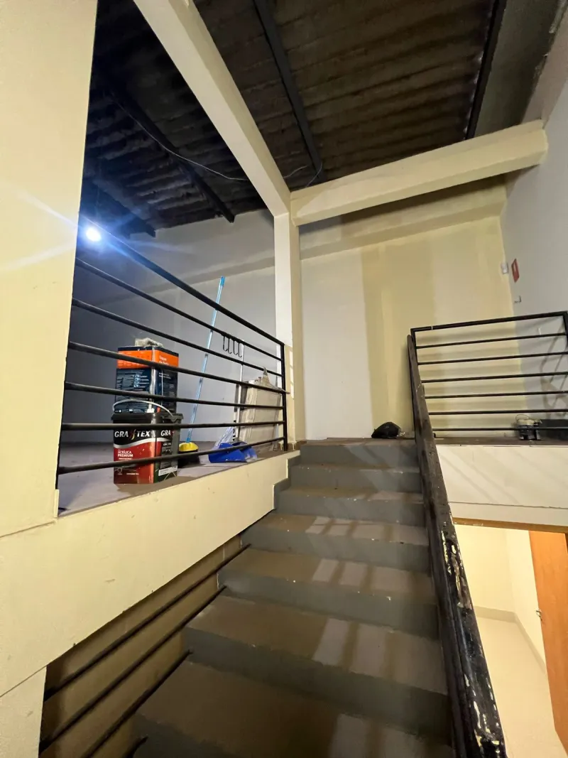 Vista frontal da escada metálica