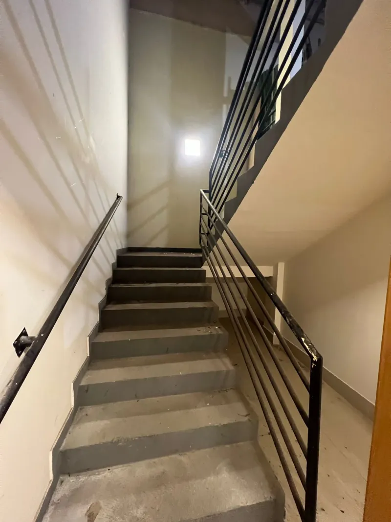 Escada metálica com guarda-corpo para o mezanino