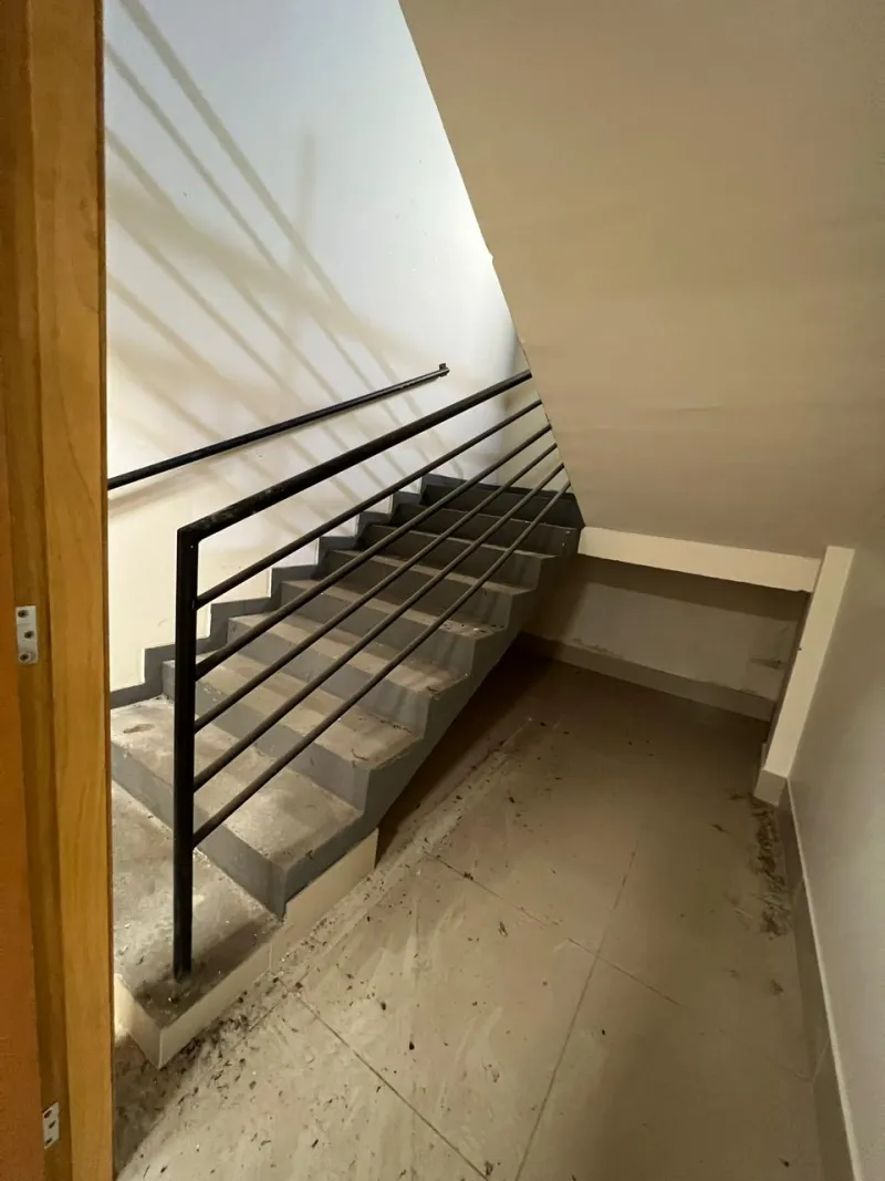 Detalhe da escada metálica com guarda-corpo