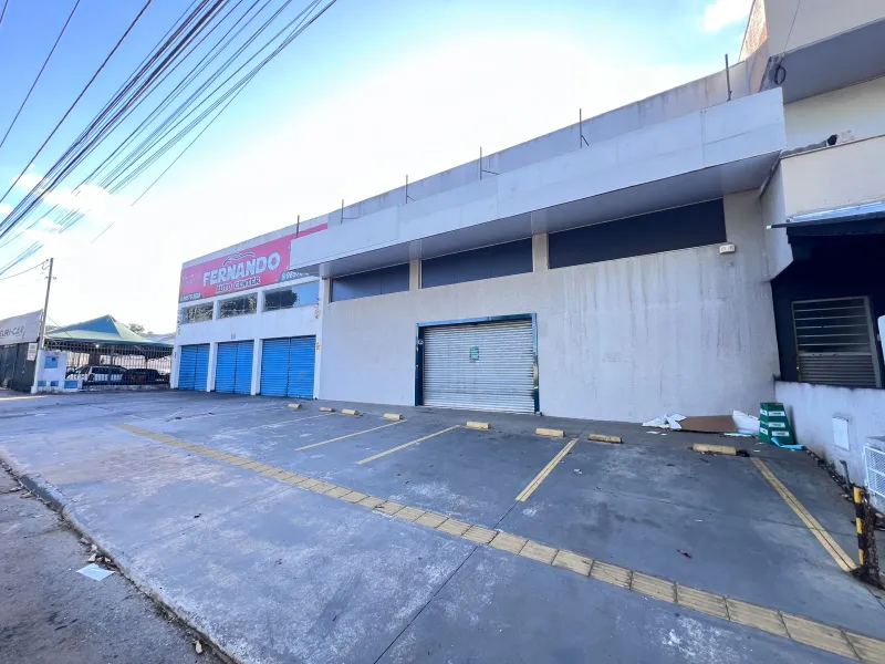 Vista ampla da fachada do galpão