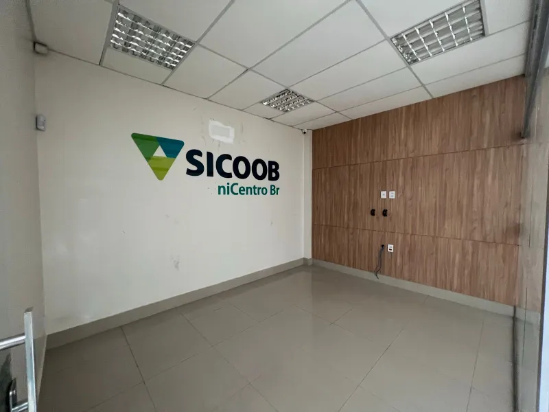 Sala com divisória de vidro, antiga sala Sicoob