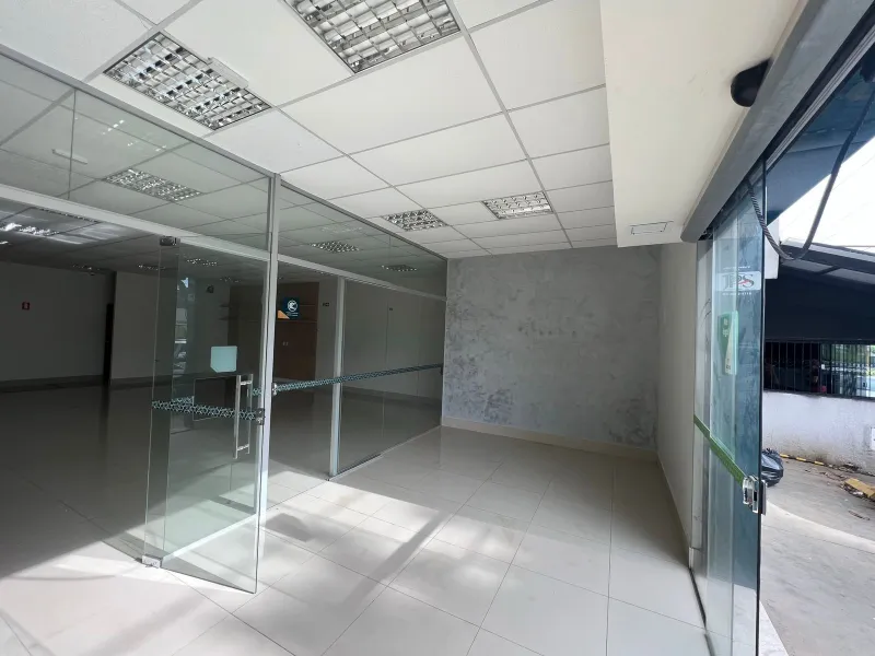 Entrada do galpão com vidro e recepção