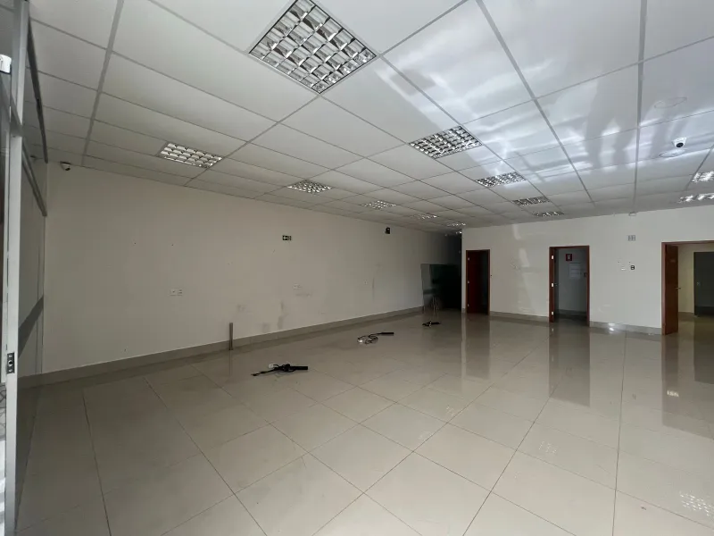 Salão principal com porcelanato e forro modular