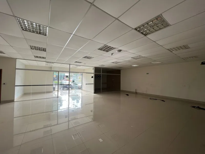 Divisórias de vidro temperado no salão